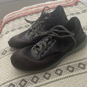Black Nike women’s running shoes